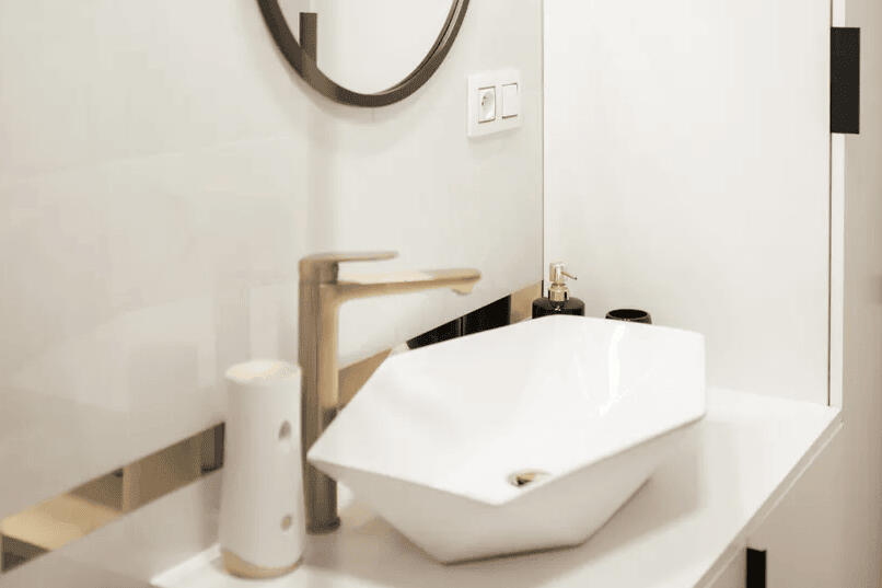 An image with the main bathroom